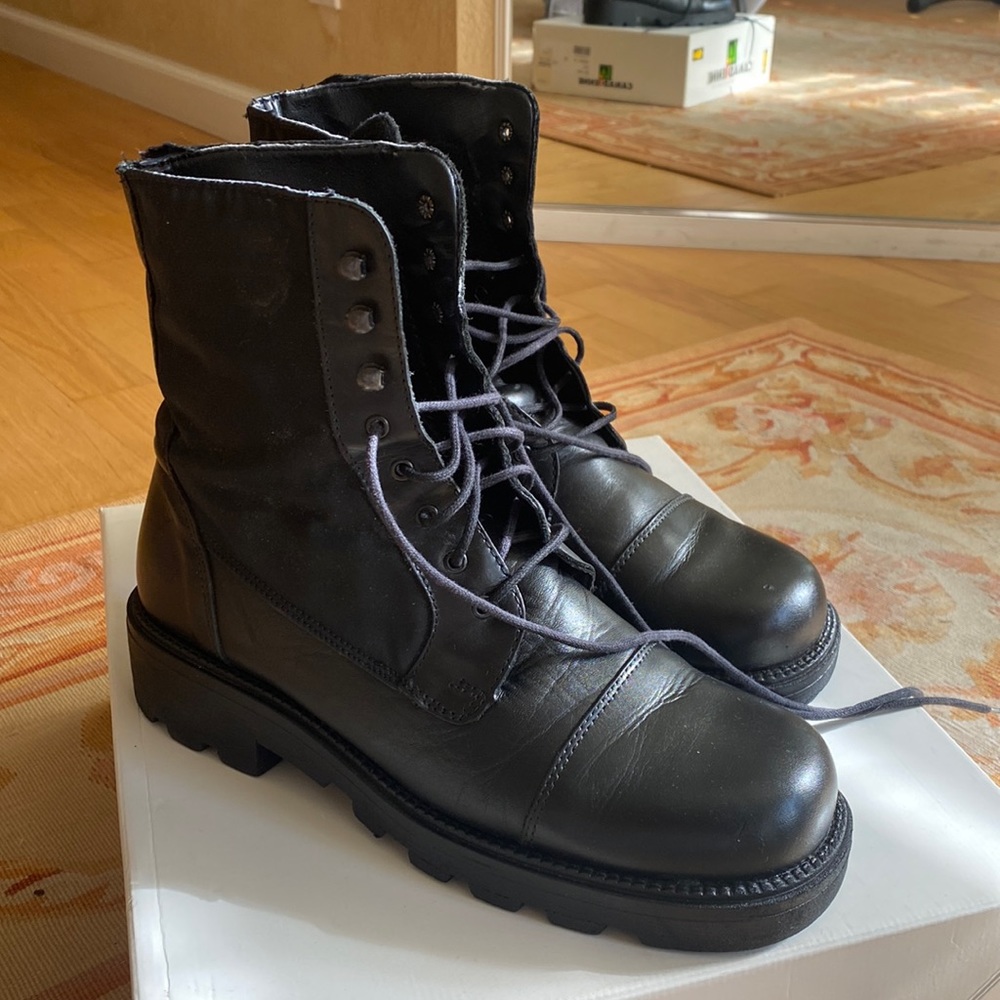 La Canadienne winter lace up boots. Good condition, super comfortable.